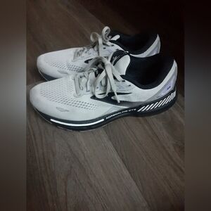 Brooks Women's "Adrenaline" Sneakers